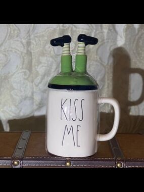 ⚡️Rae Dunn "KISS ME" Mug With Topper